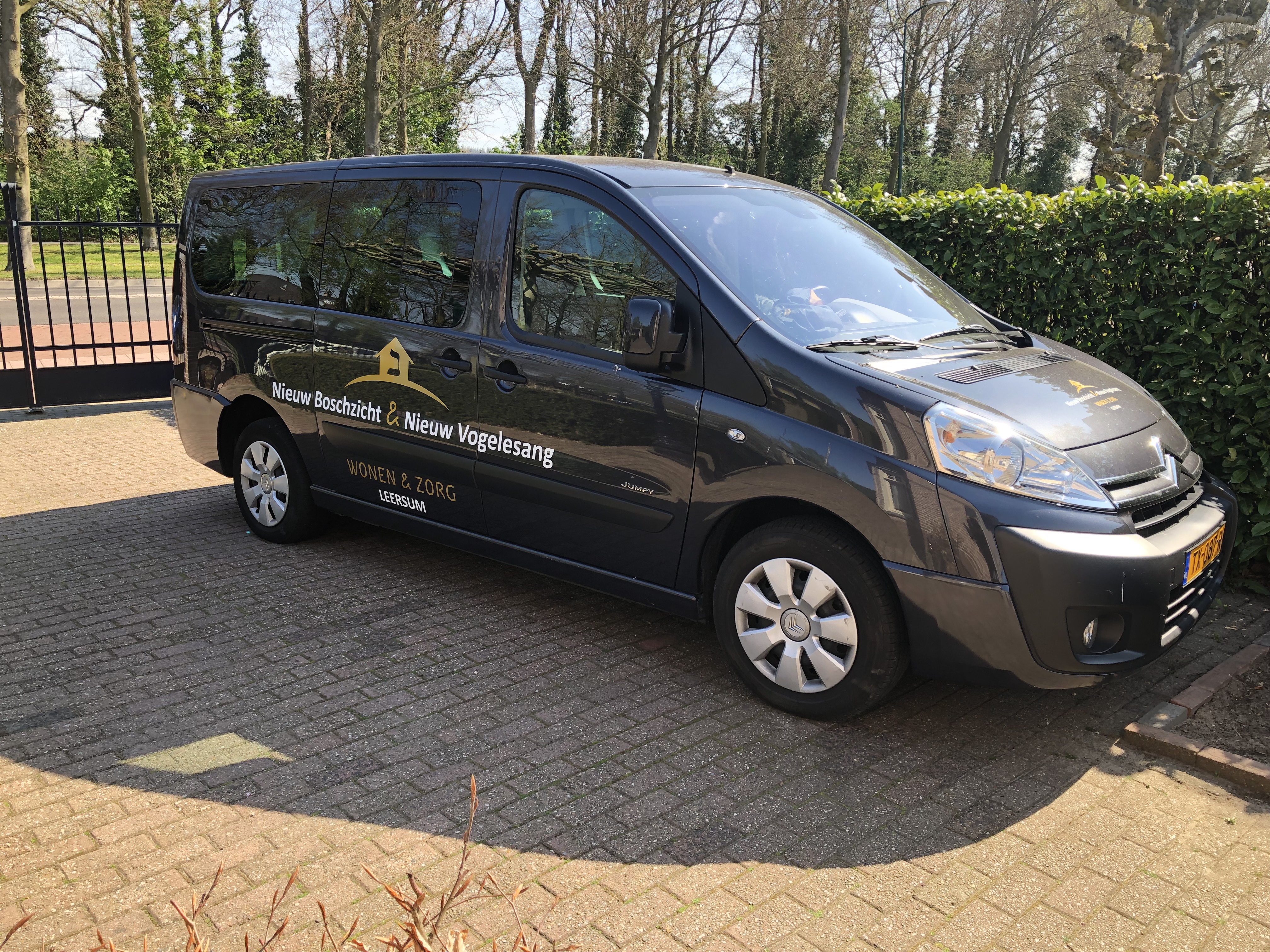 Bewoners van Nieuw Boschzicht trekken erop uit met nieuwe rolstoelbus! 